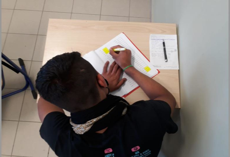 OKAN presentatie jongen bank